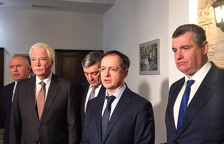 На фото: заместитель министра обороны РФ Александр Фомин, посол России в Белоруссии Борис Грызлов, заместитель министра иностранных дел РФ Андрей Руденко, помощник президента РФ Владимир Мединский и глава комитета Госдумы РФ по международным делам Леонид Слуцкий (слева направо) после завершения российско-украинских переговоров на территории национального парка "Беловежская пуща", 2022