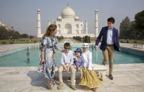 На фото: премьер министр Канады Джастин Трюдо, его жена Софи Грегуар Трюдо, их сыновья Адриан и Ксавье, дочь Элла-Грейс, вторая справа, позируют перед Тадж-Махалом в Агре, Индия, 2018