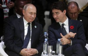 На фото: президент России Владимир Путин и премьер-министр Канады Джастин Трюдо (слева направо) на пленарном заседании Парижского форума мира в экспоцентре "Ла-Виллет"