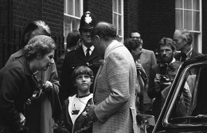 На фото: премьер-министр Великобритании Маргарет Тэтчер, премьер-министр Канады Пьер Трюдо и его сын Джастин, 8 лет, у дома № 10 по Даунинг-стрит, Лондон, 25 июня 1980