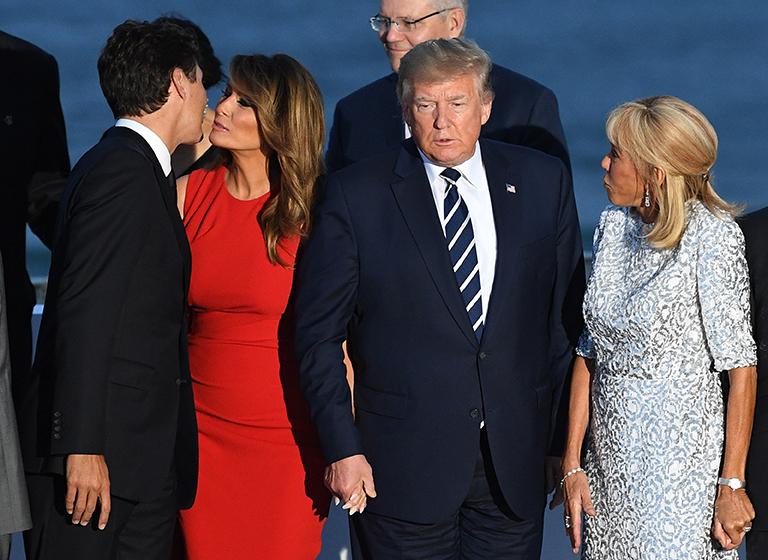 На фото: премьер-министр Канады Джастин Трюдо, первая леди Мелания Трамп,президент Дональд Трамп, справа, и супруга президента Франции Брижит Макрон на саммите G7, 2019