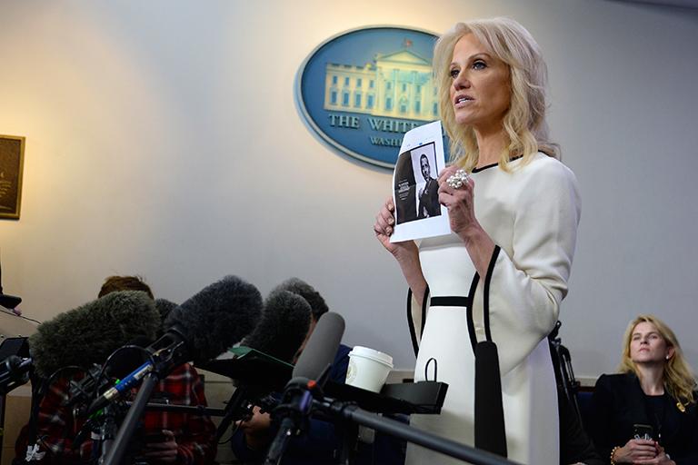 На фото: Келлианн Конвей, советник президента Дональда Трампа, отвечает СМИ, когда члены Конгресса голосуют за импичмент президенту Дональду Трампу. Конвей держит фотографию Хантера Байдена, когда говорит о нескольких статьях, написанных о нем, 18 декабря 2019 года.