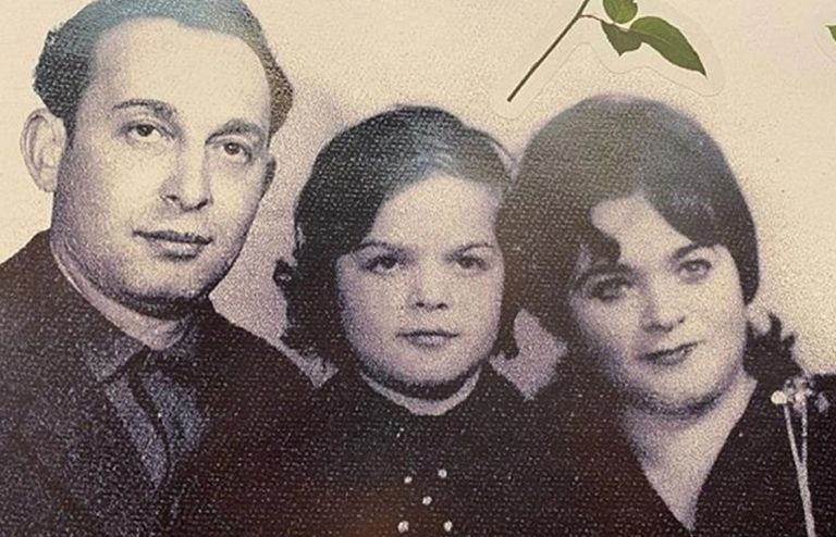 На фото: Лариса Долина в детстве с родителями