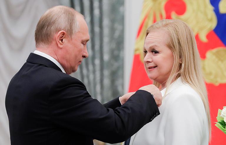 На фото: президент России Владимир Путин и певица Лариса Долина, награжденная орденом Дружбы, на церемонии вручения государственных наград РФ в Кремле