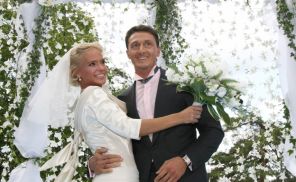 На фото: Наталья Ионова (Глюкоза) и Александр Чистяков во время свадебной церемонии