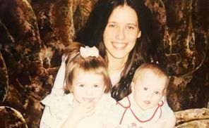На фото: Анастасия Решетова в детстве с мамой и младшей сестрой