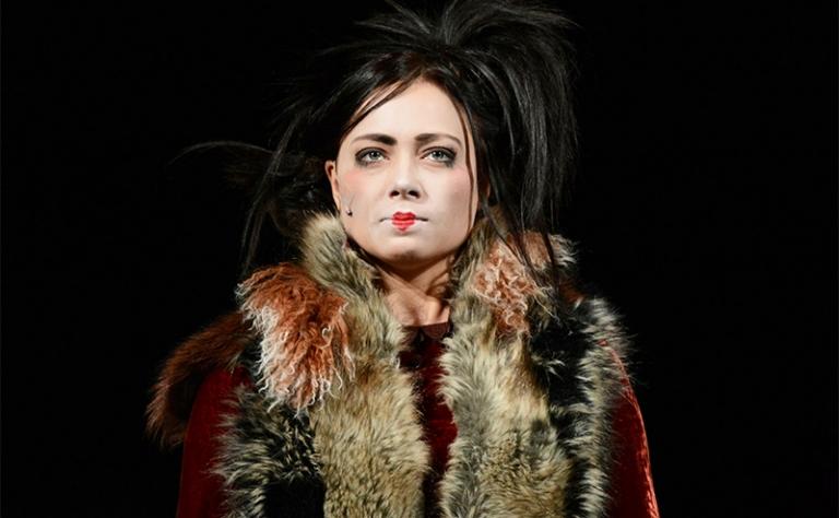 На фото: Настасья Самбурская в спектакле &laquo;Почтигород&raquo;