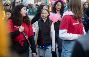 На фото: шведская активистка-эколог Грета Тунберг, центр, участвует в студенческом марше по борьбе с изменением климата