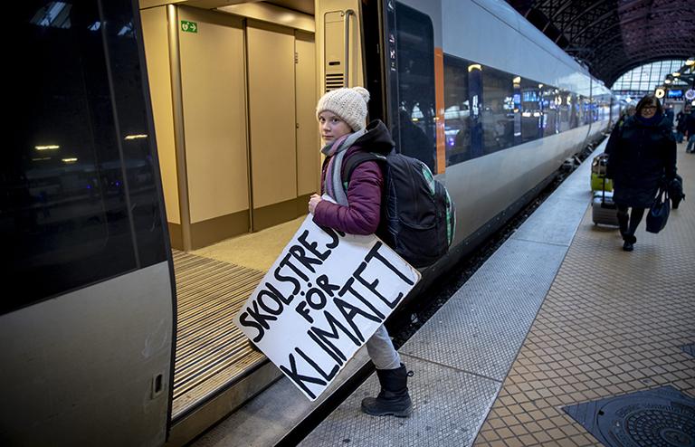 На фото: 16-летняя Грета Тунберг отправляется на Всемирный экономический форум 2019 года в Давос, Швейцария