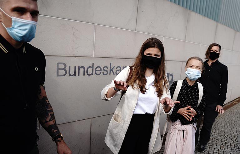 На фото: климатические активисты Грета Тунберг (2-я справа) и Луиза Нойбауэр (2-я слева) утром направляются в Федеральную канцелярию, Берлин