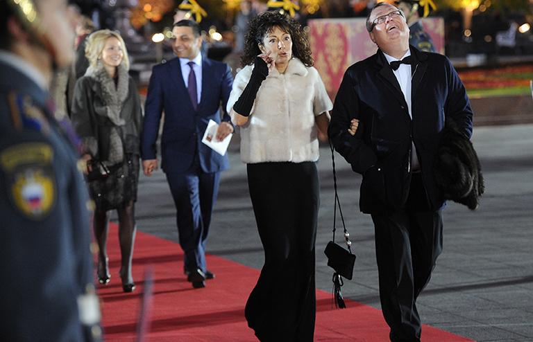 На фото: председатель правления ОАО "Банк ВТБ" Андрей Костин с супругой на церемонии открытия после реконструкции исторической сцены Государственного академического Большого театра