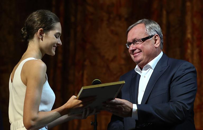 На фото: во время сбора труппы Большого театра, посвященного началу 244-го театрального сезона. Справа - президент &ndash; председатель правления Банка ВТБ (ПАО) Андрей Костин, 2019 год