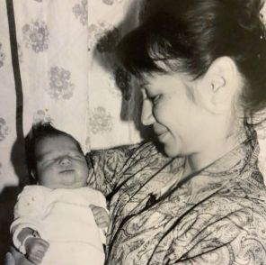 На фото: Ида Галич в детстве с мамой