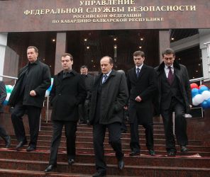 На фото: президент России Дмитрий Медведев (второй слева) и глава ФСБ РФ Александр Бортников (третий справа) после совещания, 2010
