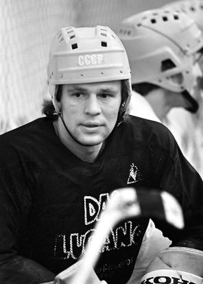 На фото: советский хоккеист, защитник московского ЦСКА Вячеслав Александрович Фетисов на тренировке, 1984-1985 год