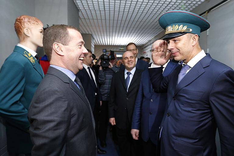 На фото: премьер-министр России Дмитрий Медведев, министр финансов РФ Антон Силуанов (слева направо на первом плане), руководитель Федеральной налоговой службы (ФНС) Михаил Мишустин (в центре) во время посещения центра обработки данных №1 ФНС РФ в Городце. Нижегородская область, 2015 год