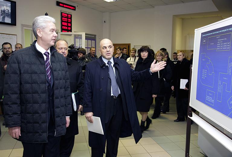 На фото: мэр Москвы Сергей Собянин, первый заместитель мэра Москвы Юрий Росляк и глава Федеральной налоговой службы Михаил Мишустин (слева направо) в Центральной налоговой инспекции по городу Москве. 2010 год