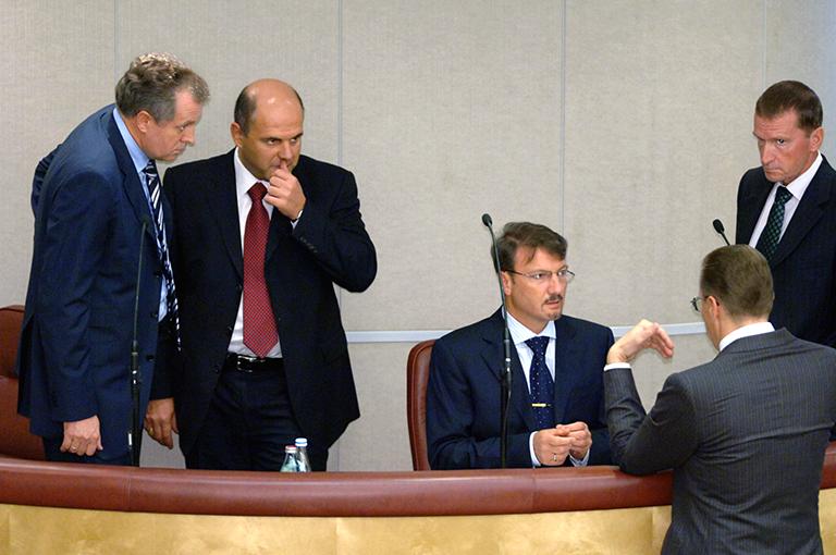 На фото: руководитель Федерального агентства по управлению федеральным имуществом Валерий Назаров, руководитель Федерального агентства кадастра объектов недвижимости Михаил Мишустин, министр экономического развития и торговли РФ Герман Греф, врио председателя Российского фонда федерального имущества Юрий Петров (слева направо) и представитель правительства в Государственной думе Андрей Логинов (на первом плане) на пленарном заседании Государственной думы РФ. 2005 год