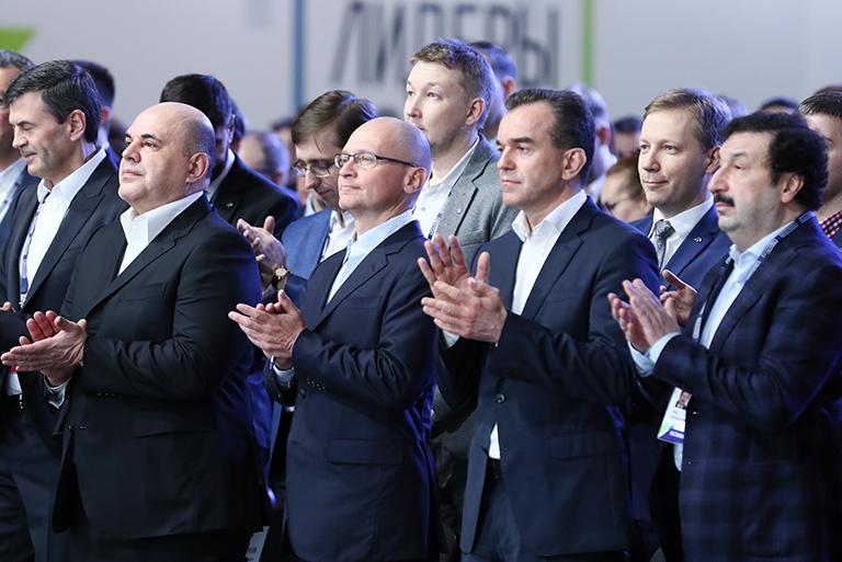 На фото: ректор Российской академии народного хозяйства и госслужбы при президенте РФ Владимир Мау, губернатор Краснодарского края Вениамин Кондратьев, первый заместитель руководителя администрации президента РФ Сергей Кириенко и руководитель Федеральной налоговой службы РФ Михаил Мишустин (справа налево) на открытии финала конкурса управленцев "Лидеры России" в образовательном центре "Сириус". Сочи, 2019 год