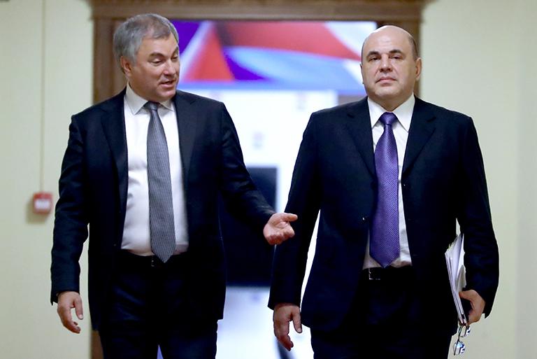 На фото: спикер Госдумы РФ Вячеслав Володин и руководитель Федеральной налоговой службы Михаил Мишустин (слева направо) перед началом заседания фракции "Единой Россия" по кандидатуре премьер-министра РФ, предложенной президентом В.Путиным. 15 января 2020 года президент РФ Владимир Путин предложил кандидатуру руководителя Федеральной налоговой службы Михаила Мишустина на должность премьер-министра России