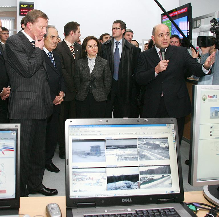 На фото: первый вице-премьер правительства РФ Сергей Иванов, президент Республики Татарстан Минтимер Шаймиев, глава МЭРТ РФ Эльвира Набиуллина и заместитель главы МЭРТ РФ Кирилл Андросов (слева направо) на открытии особой экономической зоны "Алабуга". Справа - руководитель Федерального агентства по управлению особыми экономическими зонами Михаил Мишустин. Татарстан, 2007 год