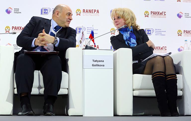 На фото: руководитель федеральной налоговой службы Михаил Мишустин и председатель Счетной палаты РФ Татьяна Голикова на Гайдаровском форуме - 2014 "Россия и мир: устойчивое развитие" в Российской академии народного хозяйства и государственной службы при президенте РФ. 2014 год