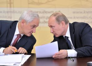 На фото: помощник президента РФ Андрей Белоусов и президент РФ Владимир Путин (слева направо) на совещании по развитию нефтехимического комплекса