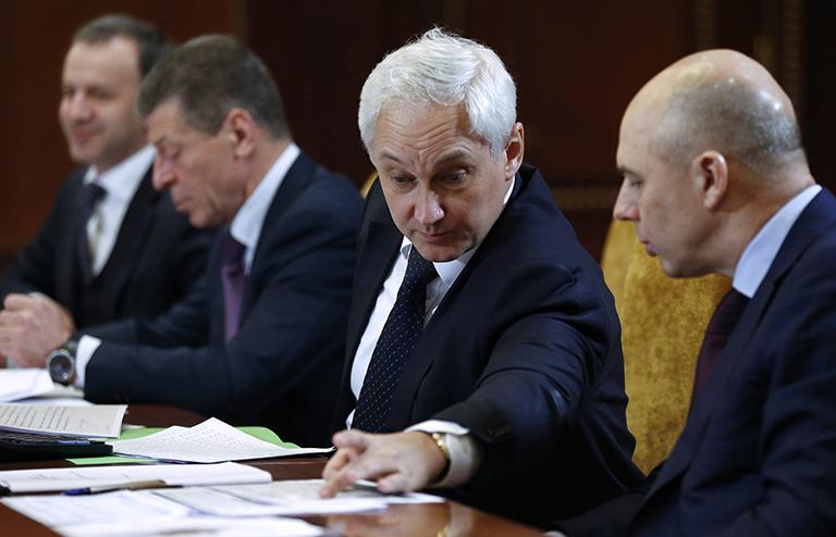 На фото: министр финансов РФ Антон Силуанов, помощник президента РФ Андрей Белоусов, вице-премьер РФ Дмитрий Козак и вице-премьер РФ Аркадий Дворкович (справа налево) в резиденции "Горки" на совещании по финансово-экономическим вопросам и об исполнении федерального бюджета