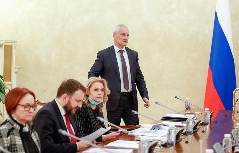 На фото: председатель Банка России Эльвира Набиуллина, помощник президента РФ Максим Орешкин, вице-премьер РФ Татьяна Голикова и первый вице-премьер РФ Андрей Белоусов (слева направо) перед началом совещания по экономическим вопросам в Доме правительства РФ, 2022