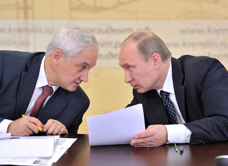 На фото: помощник президента РФ Андрей Белоусов и президент РФ Владимир Путин (слева направо) на совещании по развитию нефтехимического комплекса