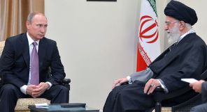 На фото: президент РФ Владимир Путин и верховный руководитель Ирана Сайед Али Хаменеи (слева направо) во время встречи, 2015