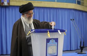 На фото: верховный лидер Ирана Аятолла Али Хаменеи голосует