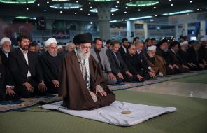ерховный лидер Ирана аятолла Али Хаменеи провел пятничную молитву в Тегеране