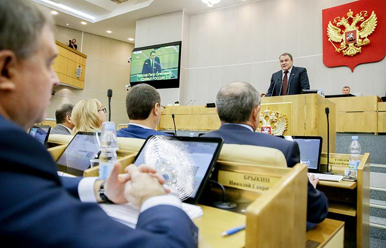 На фото: вице-спикер Госдумы РФ Петр Толстой (справа) на пленарном заседании Государственной думы РФ, 2016 