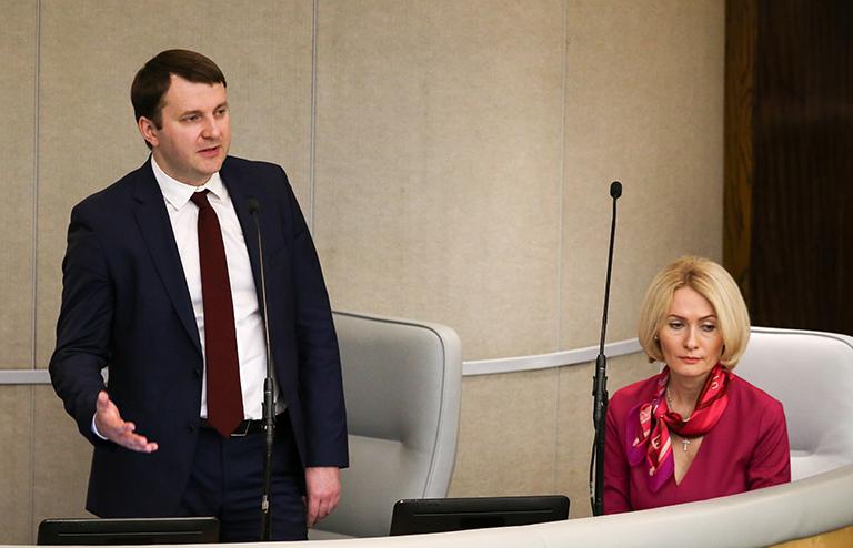 На фото: министр экономического развития РФ Максим Орешкин и заместитель министра экономического развития Российской Федерации - руководитель Федеральной службы государственной регистрации, кадастра и картографии (Росреестр) Виктория Абрамченко на пленарном заседании Государственной думы РФ, 2018