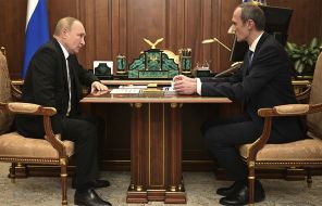 На фото: президент России Владимир Путин проводит личную встречу с заместителем премьер-министра Дмитрием Григоренко, справа, в Кремле, 2022