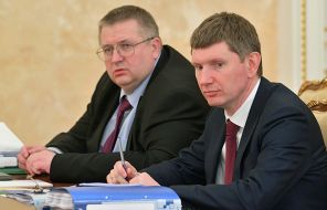 На фото: вице-премьер РФ Алексей Оверчук и министр экономического развития РФ Максим Решетников (слева направо) во время совещания