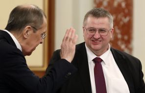На фото: министр иностранных дел РФ Сергей Лавров и вице-премьер РФ Алексей Оверчук (слева направо)