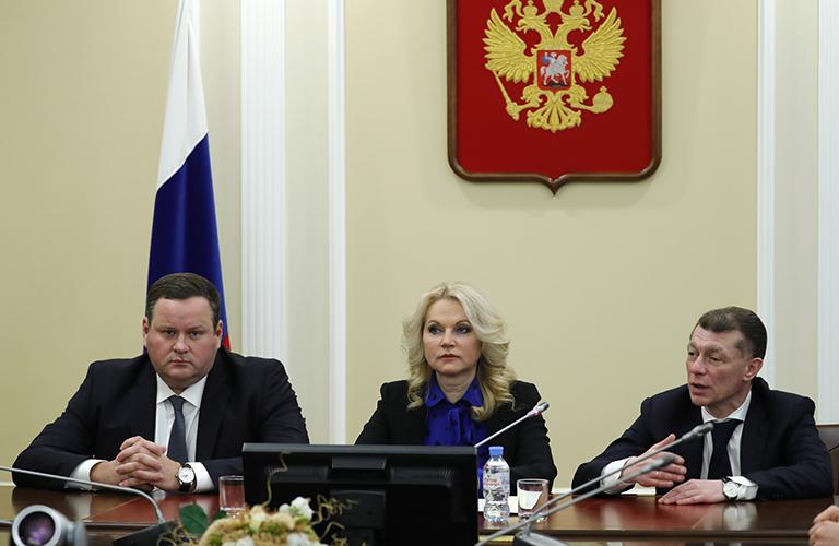 На фото: вице-премьер РФ Татьяна Голикова (в центре), бывший министр труда и социальной защиты РФ Максим Топилин (справа) и министр труда и социальной защиты РФ Антон Котяков (слева) во время своего представления в Министерстве труда и социальной защиты Российской Федерации, 2020