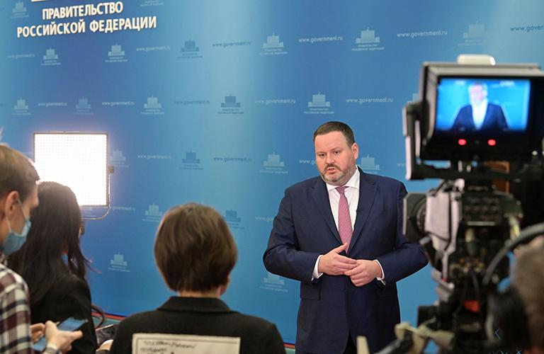 На фото: министр труда и социальной защиты РФ Антон Котяков во время брифинга в Доме правительства РФ