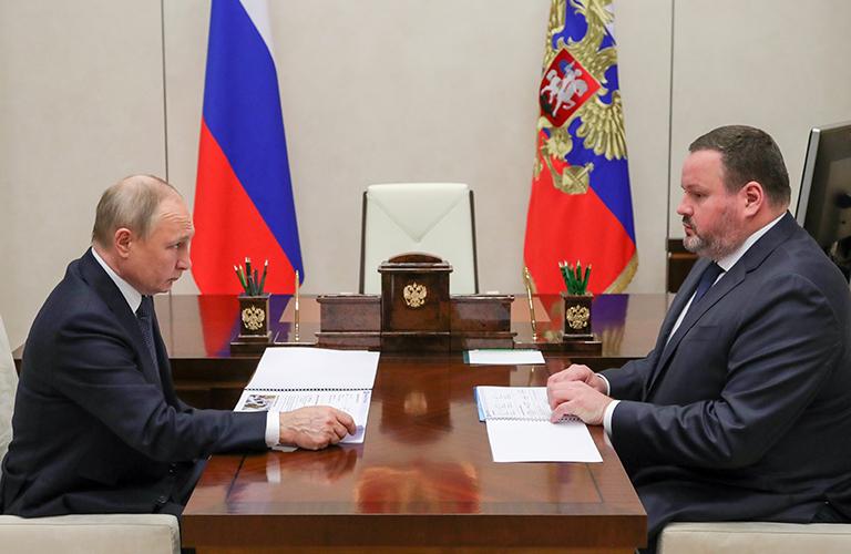 На фото: президент РФ Владимир Путин и министр труда и социальной защиты Антон Котяков (слева направо) во время встречи в Ново-Огарево по вопросам поддержки рынка труда и социальной поддержки семей с детьми и людей с инвалидностью