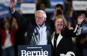 На фото: кандидат в президенты от Демократической партии сенатор Дж. Берни Сандерс, вице-президент США, и его жена Джейн