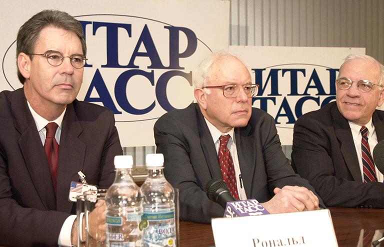 На фото: пресс-конференция членов делегации Конгресса США во главе с конгрессменом Джимом Сэкстоном, 2002