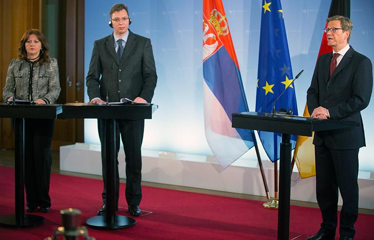 Министр иностранных дел Германии Гидо Вестервелле (СВДП) и вице-премьер-министры Сербии Александр Вучич (С) и Сюзана Грубешич дают пресс-конференцию в Министерстве иностранных дел в Берлине, Германия, 20 февраля 2013 года