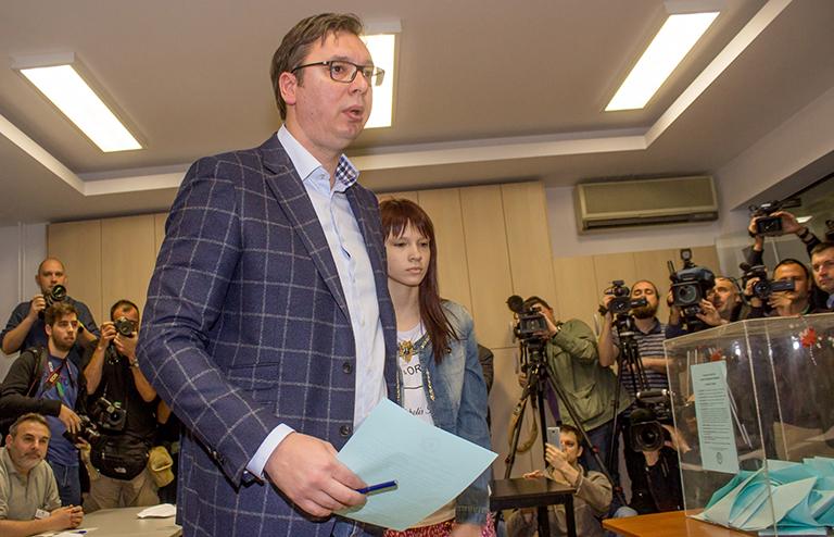 На фото: Александр Вучич, кандидат в президенты и действующий премьер-министр Сербии, голосует на президентских выборах в Белграде, Сербия, 2017 года