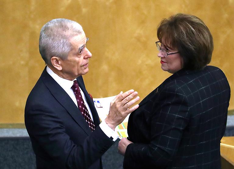 На фото: первый заместитель председателя комитета Государственной Думы РФ по образованию и науке Геннадий Онищенко и член комитета Госдумы РФ по бюджету и налогам Вера Ганзя на пленарном заседании Государственной думы РФ, 2019 год