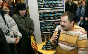 На фото: автор книги «Последний дозор» Сергей Лукьяненко во время встречи с читателями, 2005