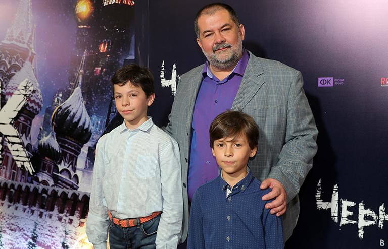 На фото: писатель Сергей Лукьяненко с детьми, 2018