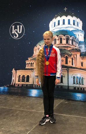 Россиянка Александра Трусова впервые в истории фигурного катания сделала два четверных в произвольной программе и выиграла чемпионат мира среди юниоров,2018 год.