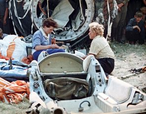 На фото: первая женщина-космонавт Валентина Терешкова (слева) после приземления, 1963
